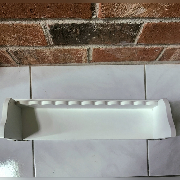 Scalloped White Wood Farmhouse Wall Shelf with Plate Groove - Picture 5 of 6